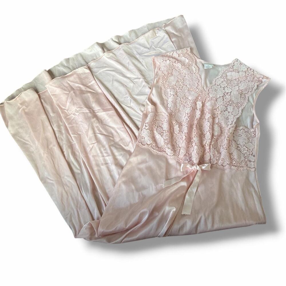 Italian vintage Dolce Mara pink lace maxi length nightgown with bow